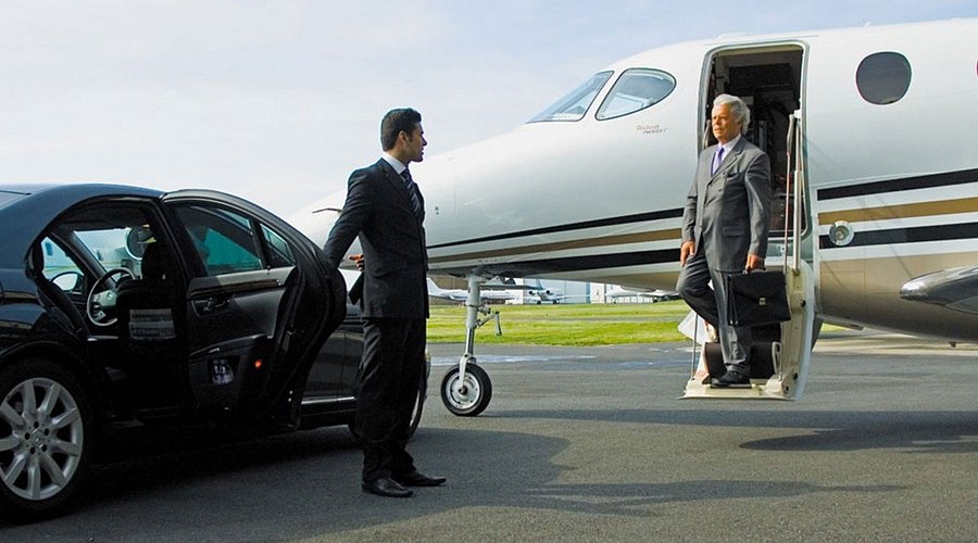 Limo Service In Airport Transfers: Comfort And Convenience