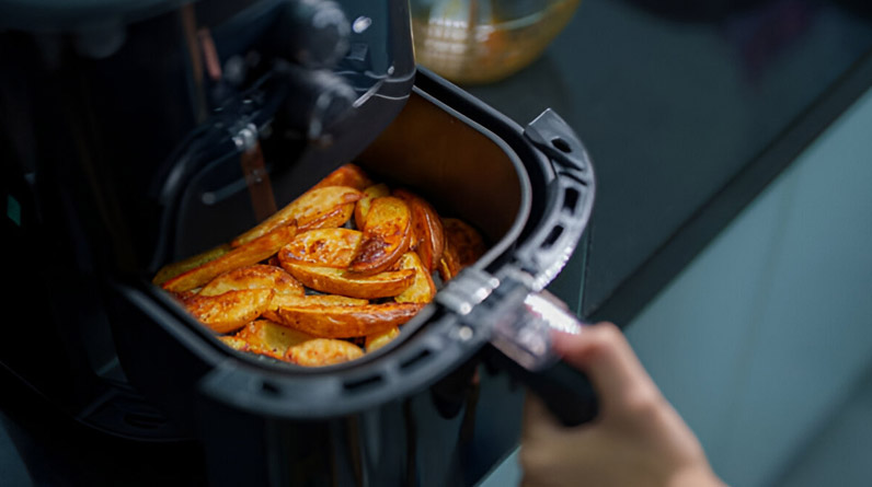 Crispy, Fast & Healthy: The Mistral 6.6L Digital Air Fryer
